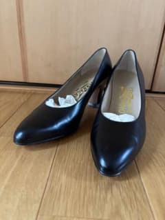 【未使用】Ferragamo ブラックパンプス 6 1/2 Cのサムネイル