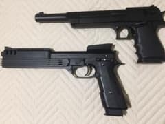 ガスガン2丁  デザートイーグルロングバレルとロボコップ用ガンのサムネイル