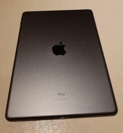 【箱、充電器付き】APPLE iPad (第８世代) WI-FI 32GBのサムネイル