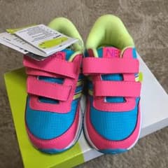 adidas スニーカーのサムネイル