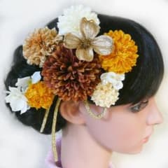 髪飾り 成人式 卒業式 結婚式 花 菊と梅と花水木紐付 茶黄白金 振袖 袴 着物のサムネイル