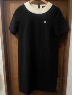 FRED PERRY 半袖ワンピース ブラック　S〜Mサイズ　刺繍ロゴ入りのサムネイル