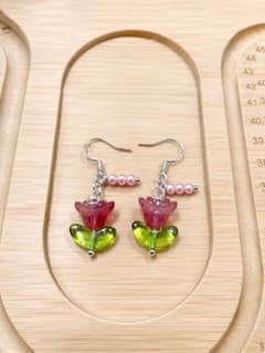 赤チューリップ風ガラスビーズピアス♡ゆらゆら可愛いのサムネイル