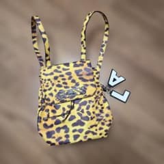 GUESS ヒョウ柄リュック - メルカリ