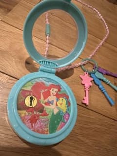 美品リトルマーメイド ネックレス型コンパクトのサムネイル