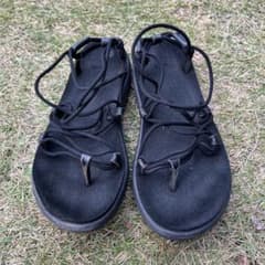 TEVA 調整可能ストラップ ブラックサンダルのサムネイル