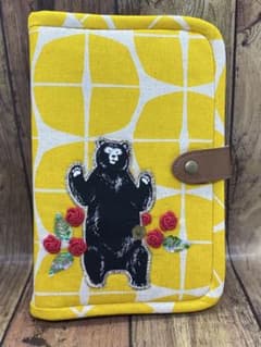 バラに囲まれたクマのシステム手帳カバー　バイブルサイズのサムネイル