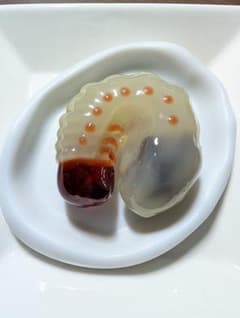 カブトムシの幼虫の置物のサムネイル