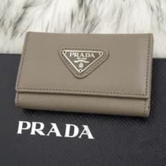 未使用品 PRADA プラダ キーケース サフィアーノ 三角プレート グレー 