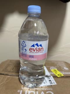 evian ミネラルウォーター 750ml 限定版 11入りのサムネイル