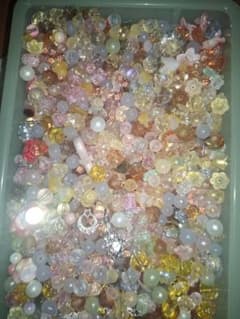 (残り2セット)色々ミックスビーズ1.1kg＋シルバーパーツおまけのサムネイル