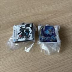 【ホワイト、ムーン】ポケモン　パッケージ＆カートリッジキーホルダーのサムネイル