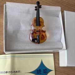 琥珀バイオリン型ブローチ￼ - メルカリ