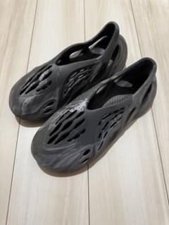 adidas YEEZY FOAM RUNNER MX Carbonのサムネイル