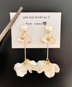 ハンドメイド　白花びらヒラヒラピアス③のサムネイル