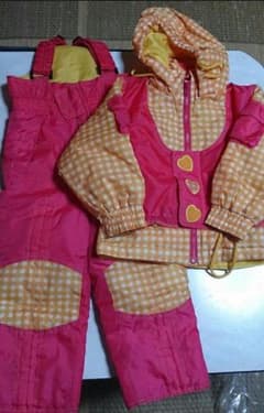 可愛いスキーウェア　雪遊び　女の子　100のサムネイル