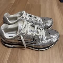 NIKE P-6000 シルバー スニーカーのサムネイル