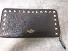 VALENTINO ロックスタッズ ラウンドジップ 長財布 黒 - メルカリ