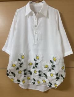 新品、未使用✨フラワー刺繍ブラウスのサムネイル