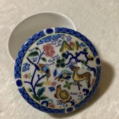 陶器製 蓋付き容器 花と動物のデザインのサムネイル