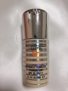 M・A・C ライトフル C+ ナチュラリー フローレス SPF 35 ファンデ…のサムネイル