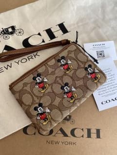 COACH【CN033】Disneyコラボ コーナー ジップ リストレット - メルカリ
