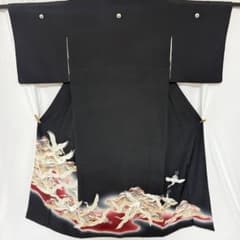 6k1000 着物　正絹　袷　黒留袖　五つ紋　鶴　刺繍　黒　白　赤　柄物　和装 6k1000 着物 正絹 袷 黒留袖 五つ紋 鶴 刺繍 黒 白 赤 柄物 和装