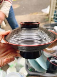 鎌倉ねり 蓋つき煮物椀 黒と赤のストライプのサムネイル