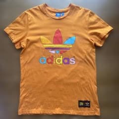 adidas オレンジ ロゴ Tシャツ