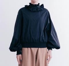 Merlot フリルハイネックバルーン袖ブラウスのサムネイル