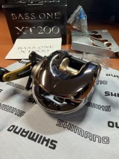 SHIMANO 04バスワンXT200　美品　箱あり　ベイトリール　右巻き SHIMANO 04バスワンXT200 美品 箱有 ベイトリール 右巻き メッキ