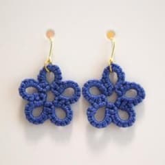 タティングレースお花ピアス 青のサムネイル