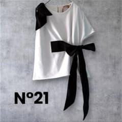 N°21(ヌメロヴェントゥーノ）アシンメトリー　リボン付　変形Tシャツ　イタリア N°21(ヌメロヴェントゥーノ）アシンメトリー リボン付 変形Tシャツ