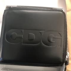 CDG コムデギャルソン　型押しコインケース　ロゴ入りの紙袋とロゴ入りトート付きのサムネイル