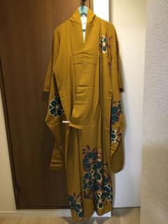 Furisode (long-sleeved kimono) in purple and orange with a floral pattern and light pink.