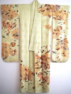 【灯屋2掲載品と同柄】若芽色 振袖 雲取り 宝尽くし 金彩 正絹のサムネイル