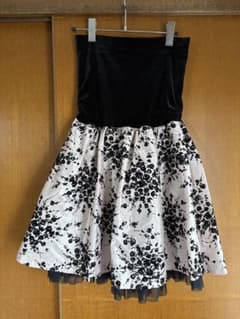 ベアトップミニワンピース 花柄 黒と白のサムネイル
