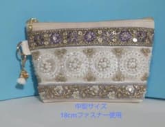 ✨インド刺繍リボン✨とビーズ装飾の中型サイズポーチ ✨チャーム付き✨のサムネイル