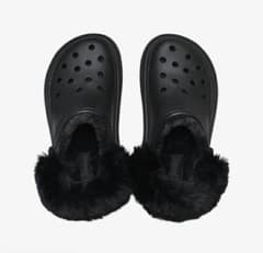 ⭐️お値下げ⭐️crocs 【新品未使用】ファー付き ブラック サンダルのサムネイル