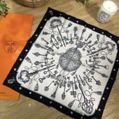 HERMESエルメス　カレ　ガヴロッシュ　レ・クレ　鍵キーモチーフシルクスカーフ HERMESエルメス カレ ガヴロッシュ レ・クレ 鍵キーモチーフシルク