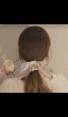 リボン付き ベロアシュシュ ベージュ　パール付きヘアゴムのサムネイル