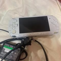 PSP 3000 本体と充電器のサムネイル
