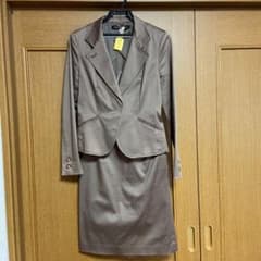 スカートスーツのサムネイル