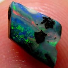0.90 cts 天然 ボルダーオパール 原石 未研磨 鉱物標本のサムネイル