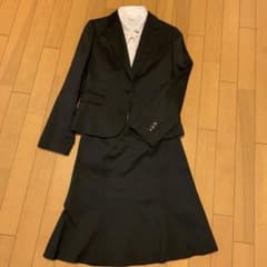 黒いフレアスカートスーツのサムネイル