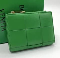 美品 付属品完備 ボッテガ・ヴェネタ 二つ折り財布 グリーン 正規品 ⭐️新型 美品 ボッテガ ヴェネタ カセット 二つ折り財布 グリーン