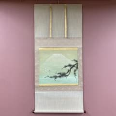 美品 掛け軸 日本画家 石踊達哉作 富士山図 太巻き付 共箱 縁起物 双鶴