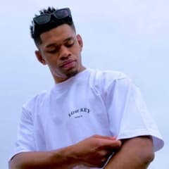 "Lowkey" ロゴ T-Shirtのサムネイル