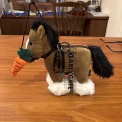 馬のぬいぐるみ カラビナ付き ニンジン付きのサムネイル