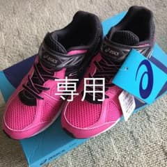 【専用です】アシックス スニーカー ピンク×ブラック 22.5㎝のサムネイル
